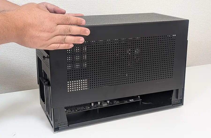 Razer Core X V2 カバーの取り外し