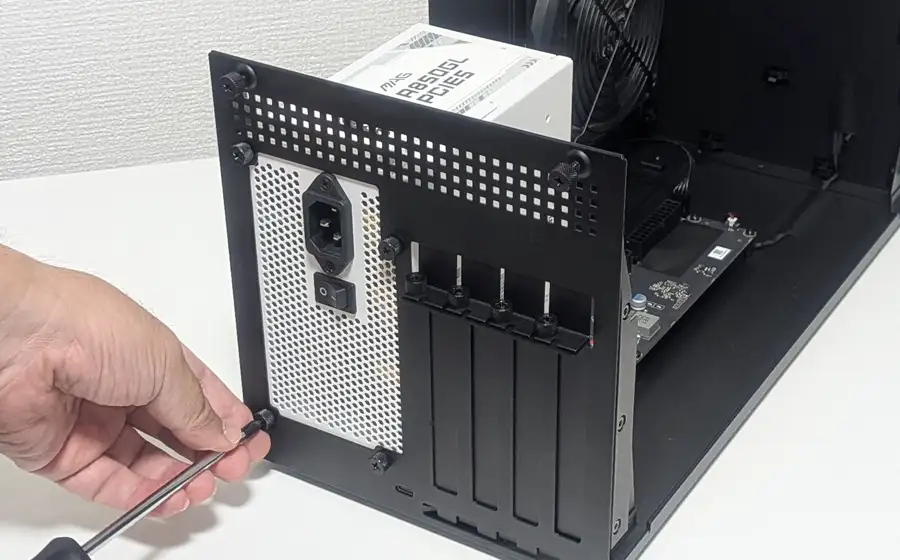 Razer Core X V2 電源ユニットの取り付け