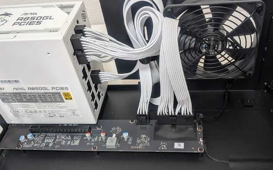 Razer Core X V2 電源用ケーブルの接続