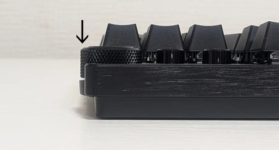 少し飛び出るデジタルダイアル。