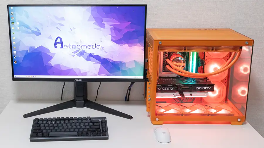 ASTROMEDA PCを横に置いたイメージ