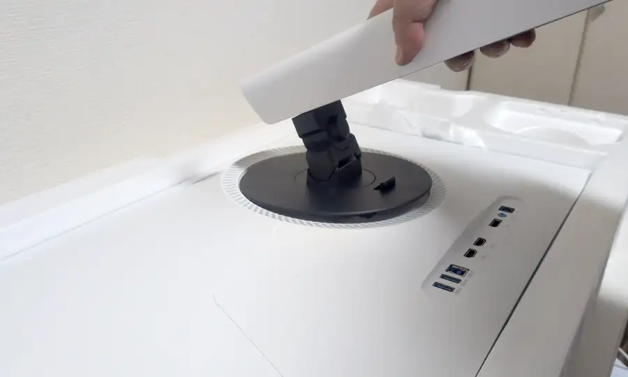 モニターと支柱をセット