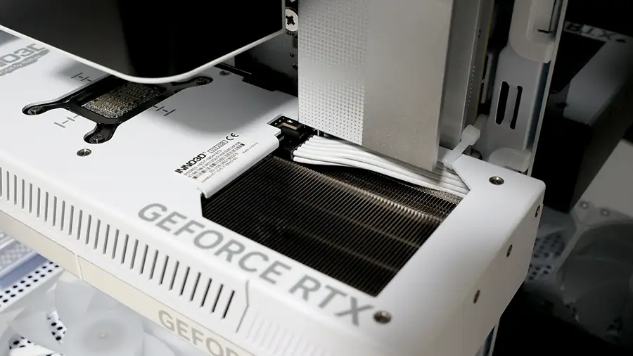 RTX 5080背面配線モデル