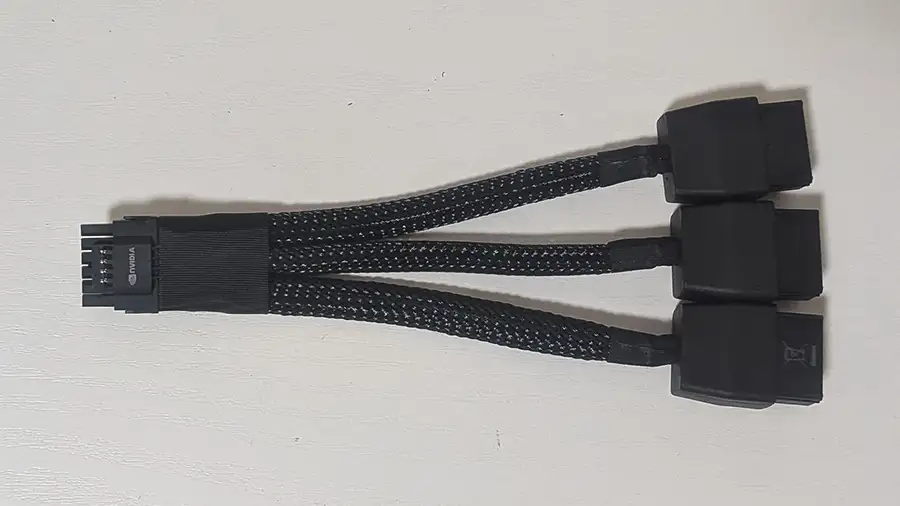 PCIeから12V-2x6の変換ケーブル